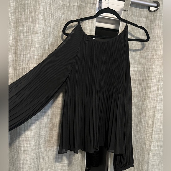 Forever 21 open shoulder top - Picture 1 of 3